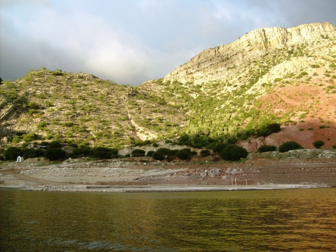 Fotografía la presa con nivel bajo.JPG